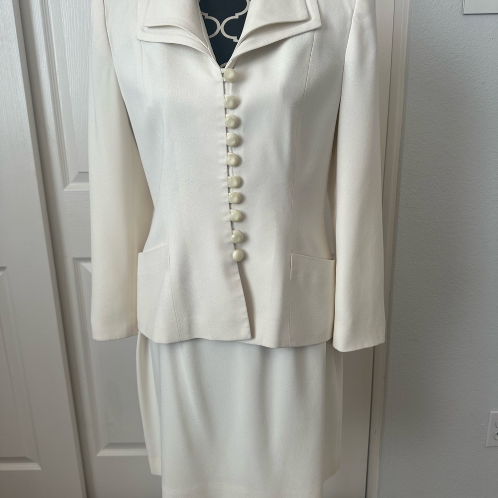 Sunny Names two piece skirt suit, winter–white/cream, fully lined, 12 P